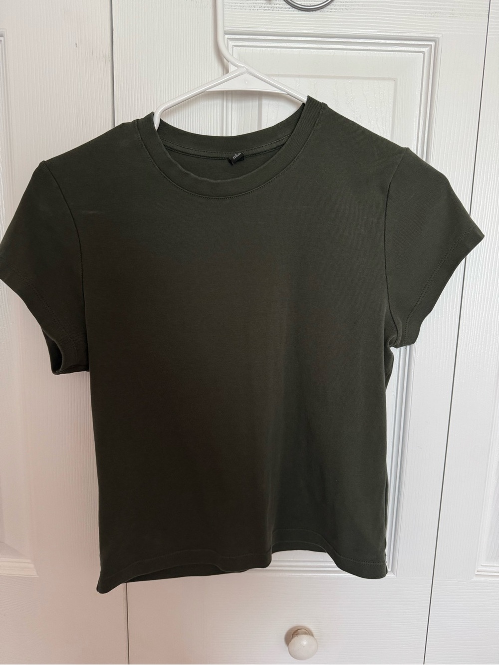 Uniqlo Women's Olive Green cropped Short Sleeve Tee - size medium